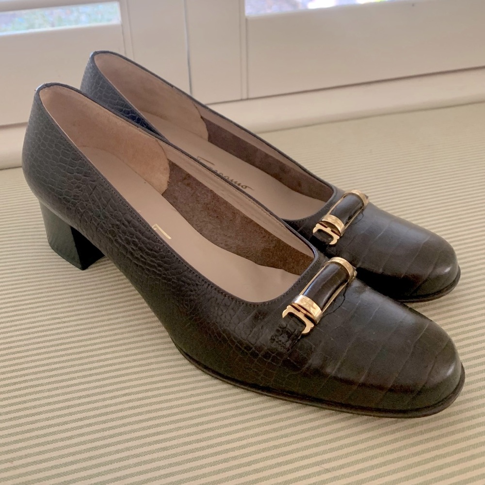 Women's Brown Croc-Embossed Mid Heel Pumps with Gold Accent